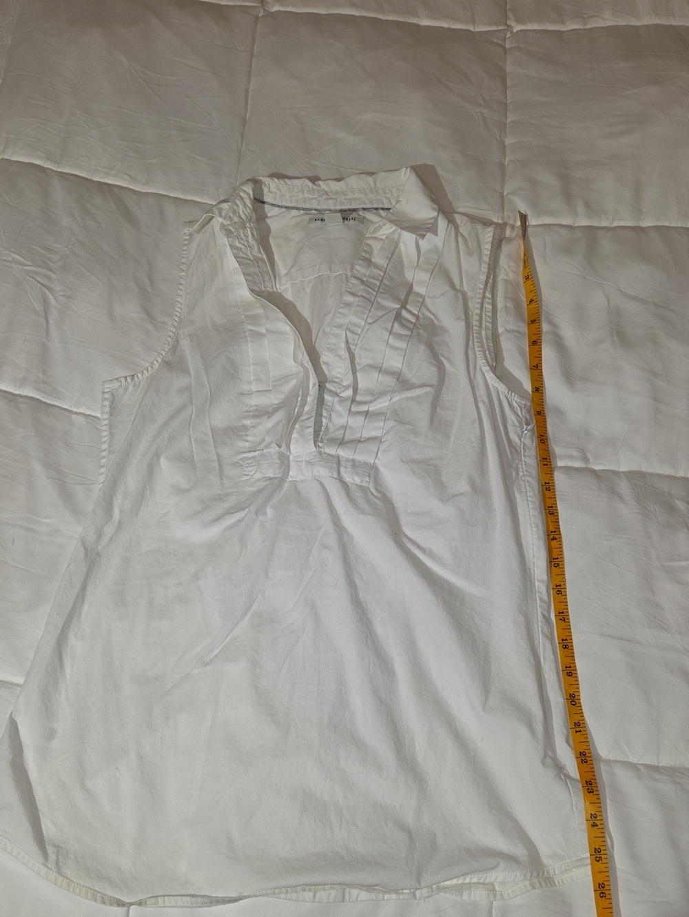 Banana Republic White Sleeveless V-Neck Pintuck Camisole